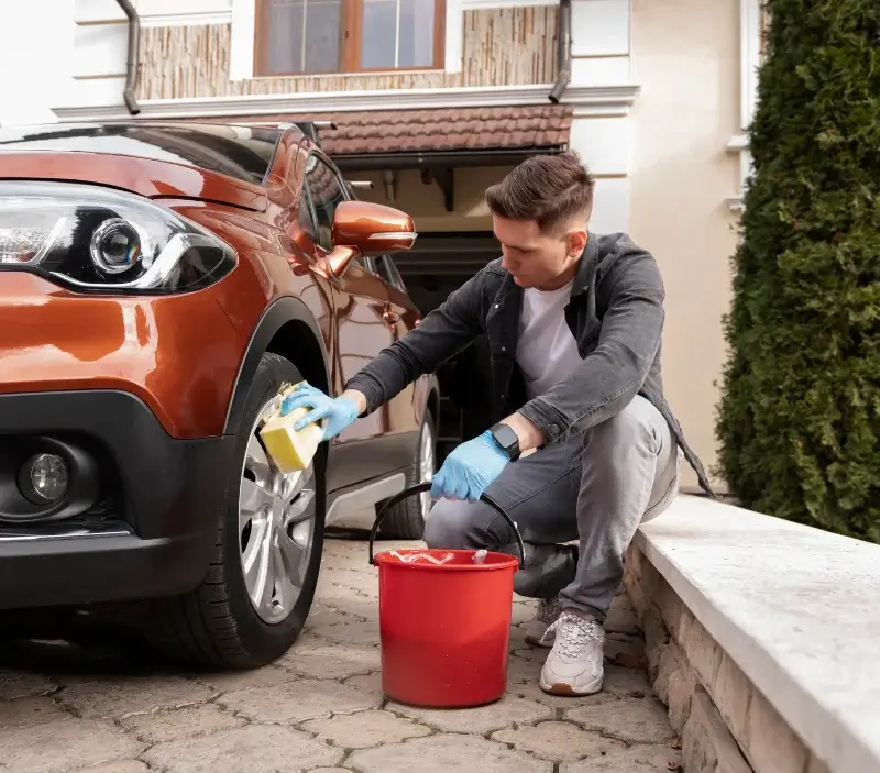Lavage auto à domicile Saint-Victor-de-Buthon : professionnel intervenant sur un véhicule